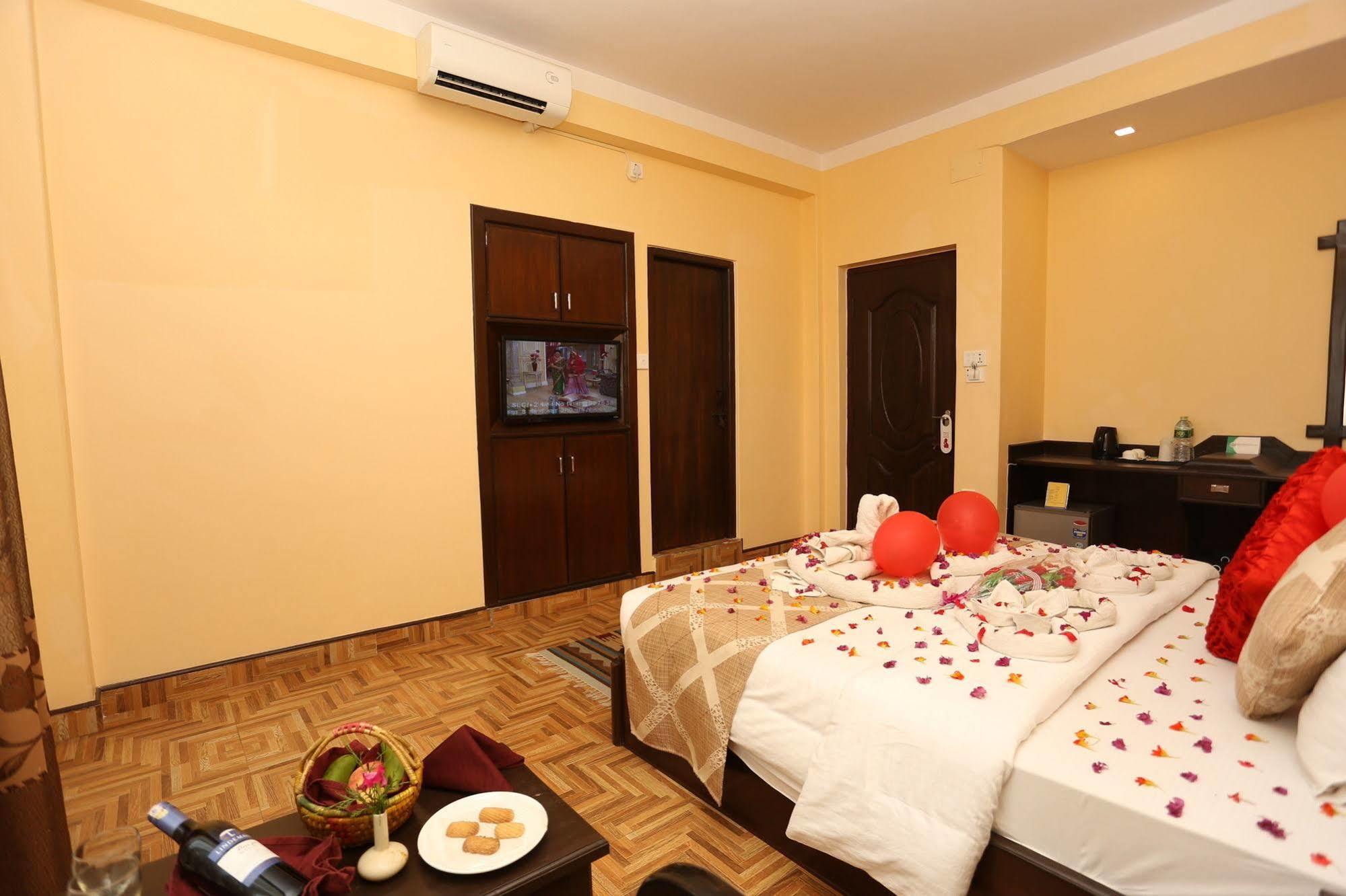 Hotel Peninsula Pokhara Exterior photo